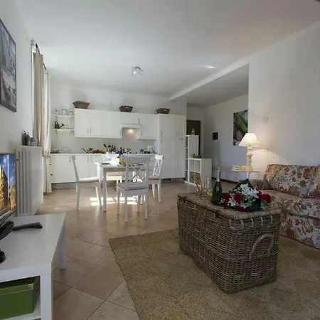 Casa Al Prato Apt. F شقة *